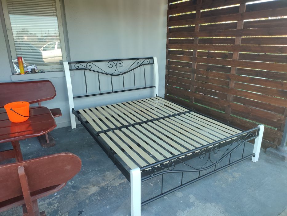 Łóżko 160x200 w dobrym stanie . Solidne . Drewniano-metalowe .
