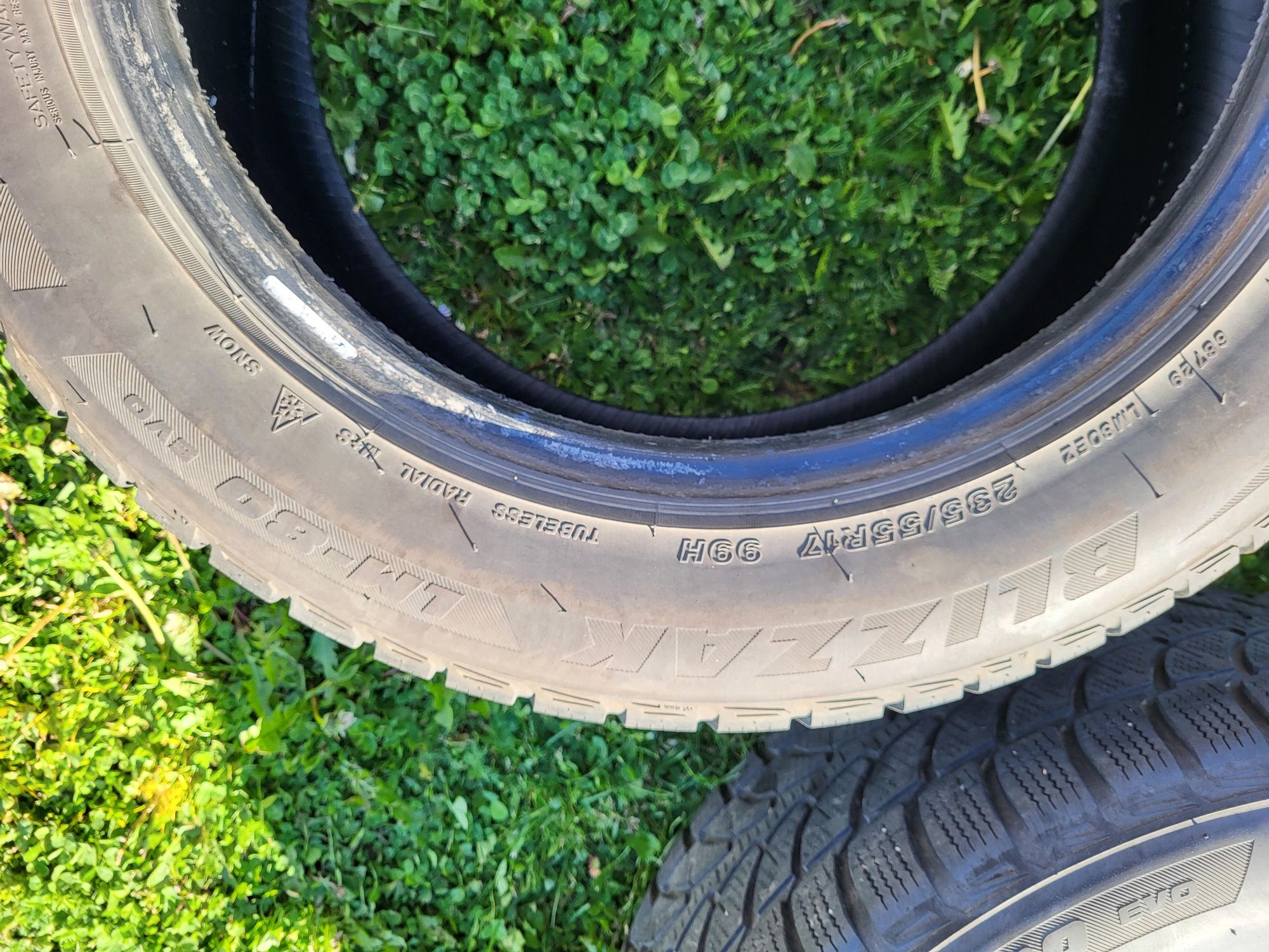 Opony 235/55/17.