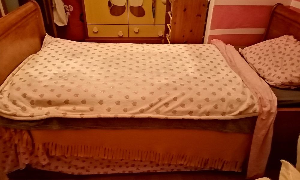Cama com estrado e colchao