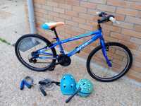 Bicicleta com capacetes e bomba de ar