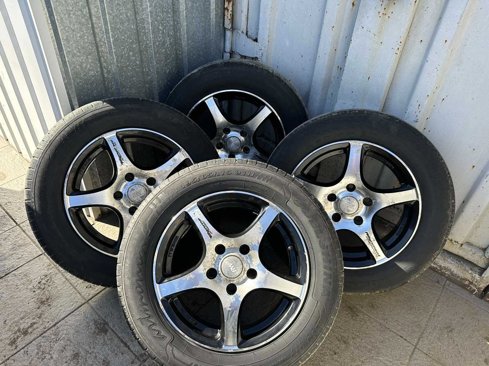 Продається комплект титанових дисків з шинами 195/65 R15