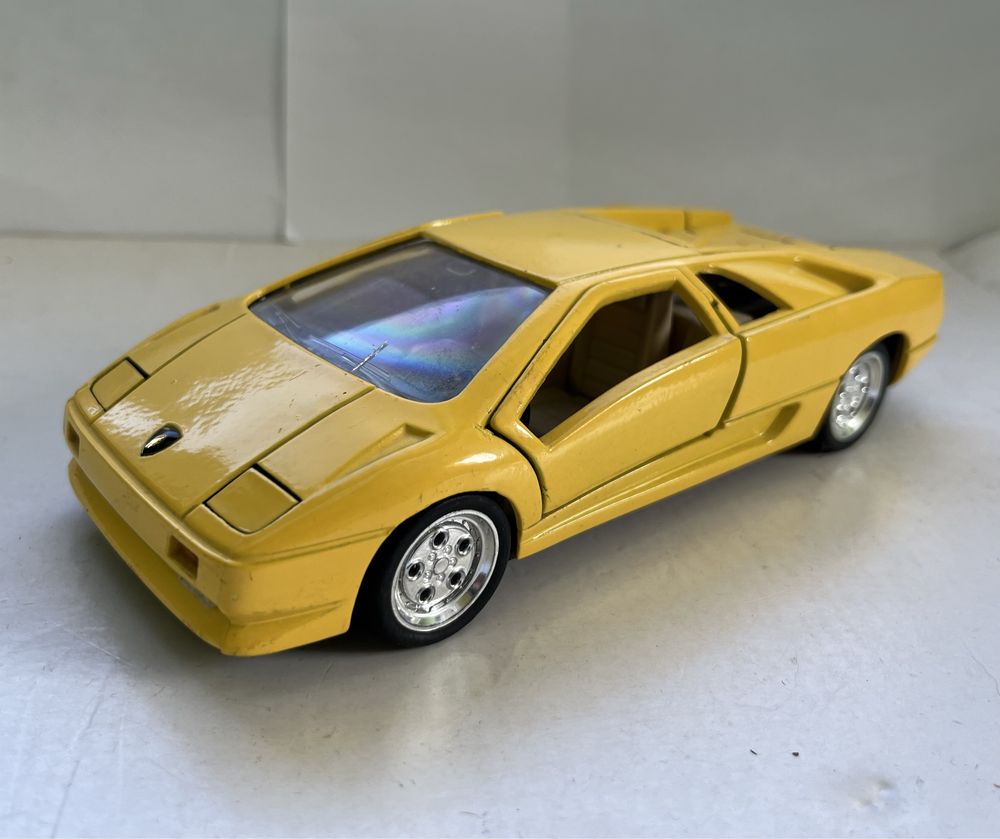 Model samochodu w skali 1:24 Lamborghini Diablo Bburago Majorette