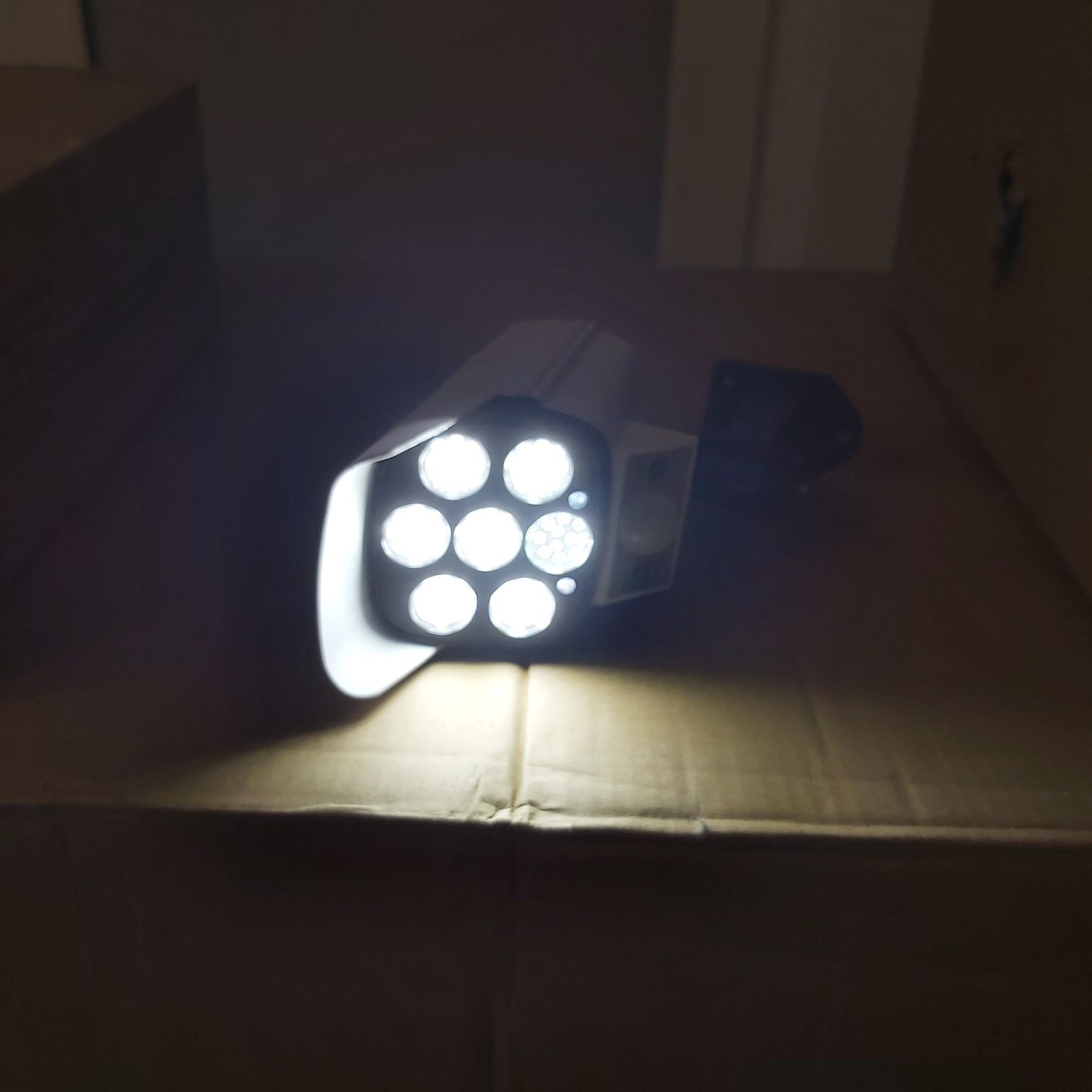 Lampa solarna z czujnikiem ruchu atrapa kamery