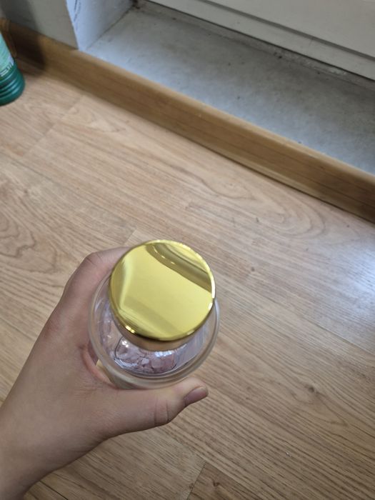 Szklana butelka na wodę  z kamieniami kwarcu