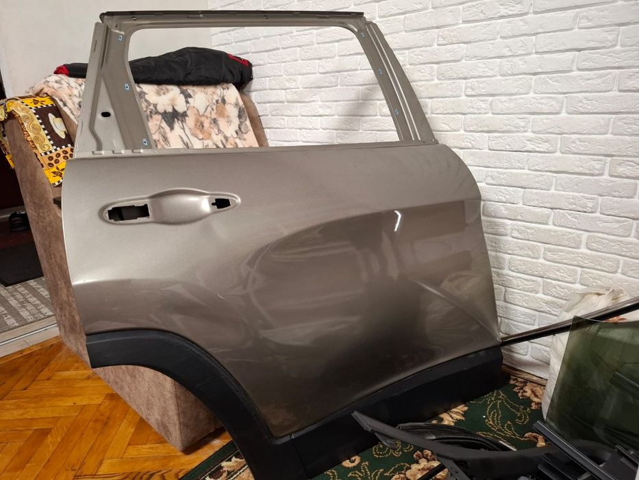 Двері задні праві jeep Cherokee Kl 2020