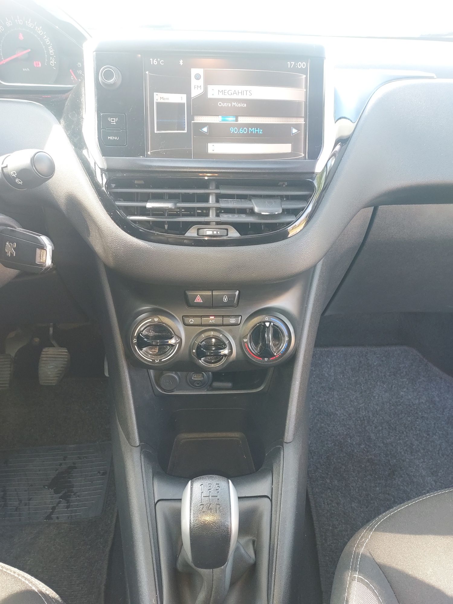 Peugeot 208 1.2vvti 2012