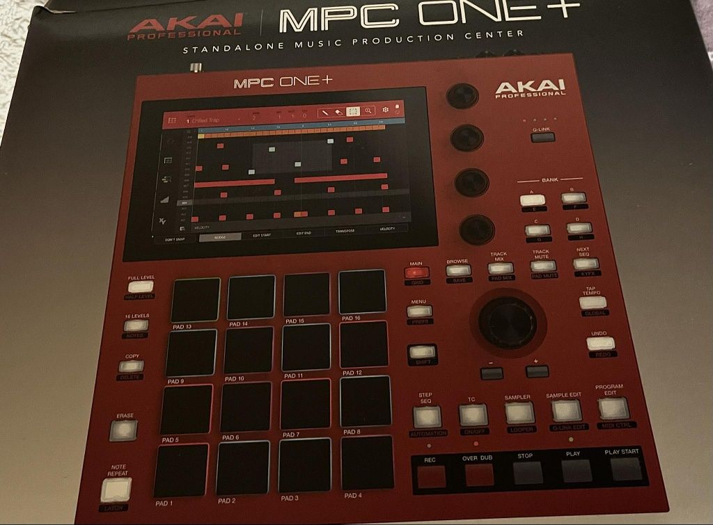 AKAI MPC ONE+ w kolorze czerwonym