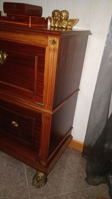 Bar estilo império em muito bom estado