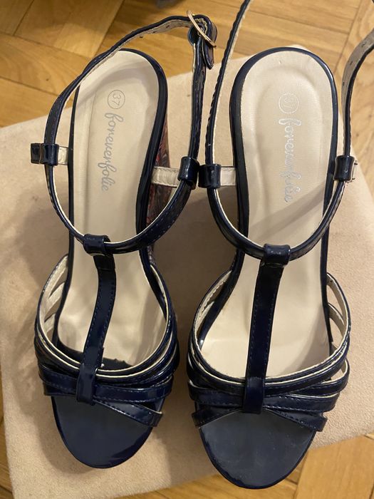 Sandały na koturnie