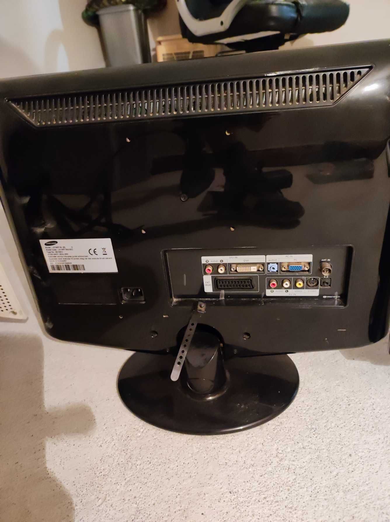 Monitores LCD de 15'' e 17''