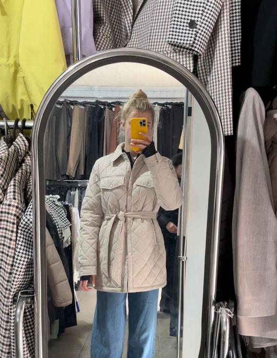 Жіноча осіння куртка з поясом