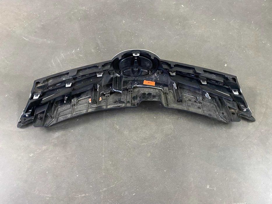 Решітка радіатора решотка радиатора Toyota Corolla E180 16-18р. Дефект