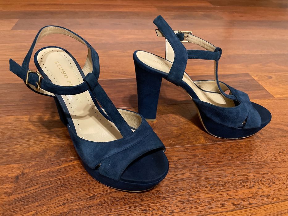 Sandálias em pele e bom estado