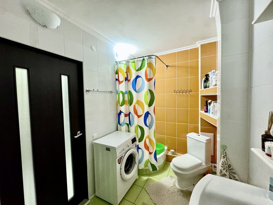 Продаж 2к квартири 65 кв. м на вул. Миколаївська 6