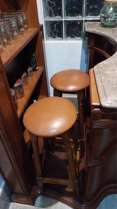 Bar com balcão em madeira maciça