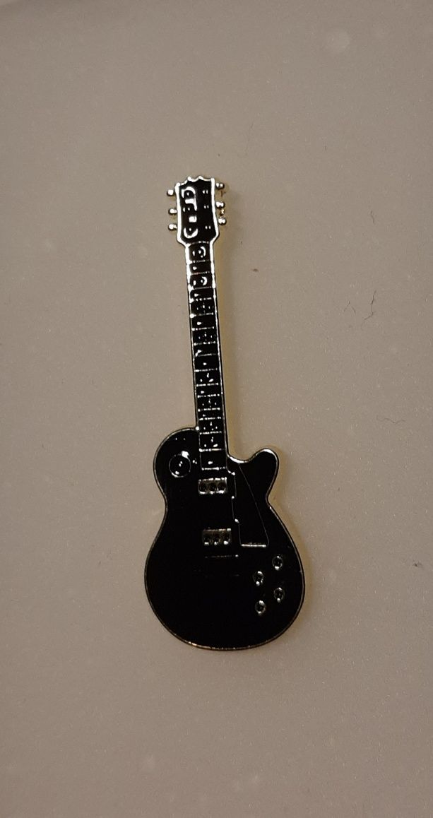 Przypinka - czarny gitara.