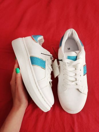 Білі кросівки із синьою вставкою