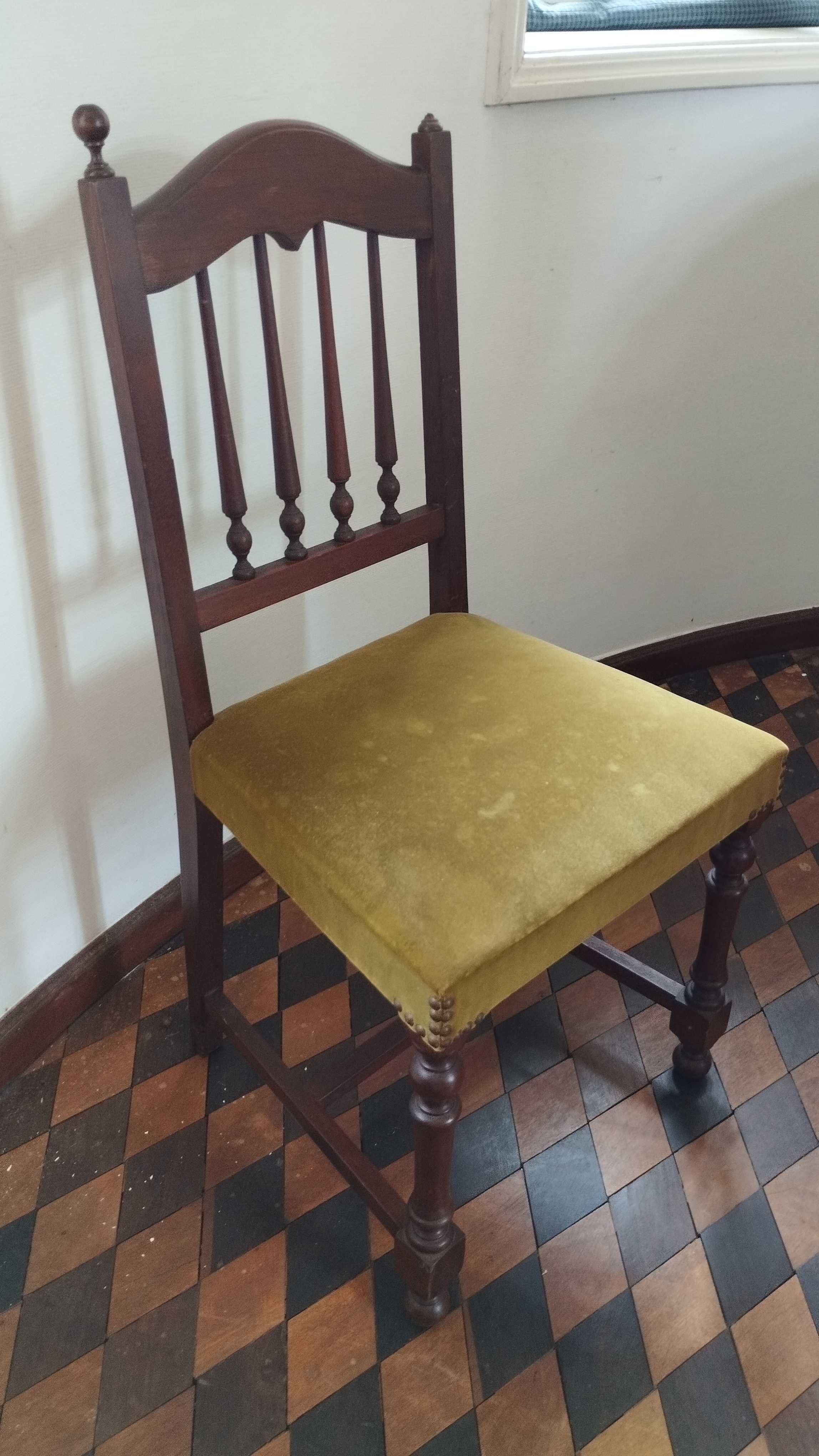 Conjunto de 2 Cadeiras Antigas em Madeira, com Assento Almofadado