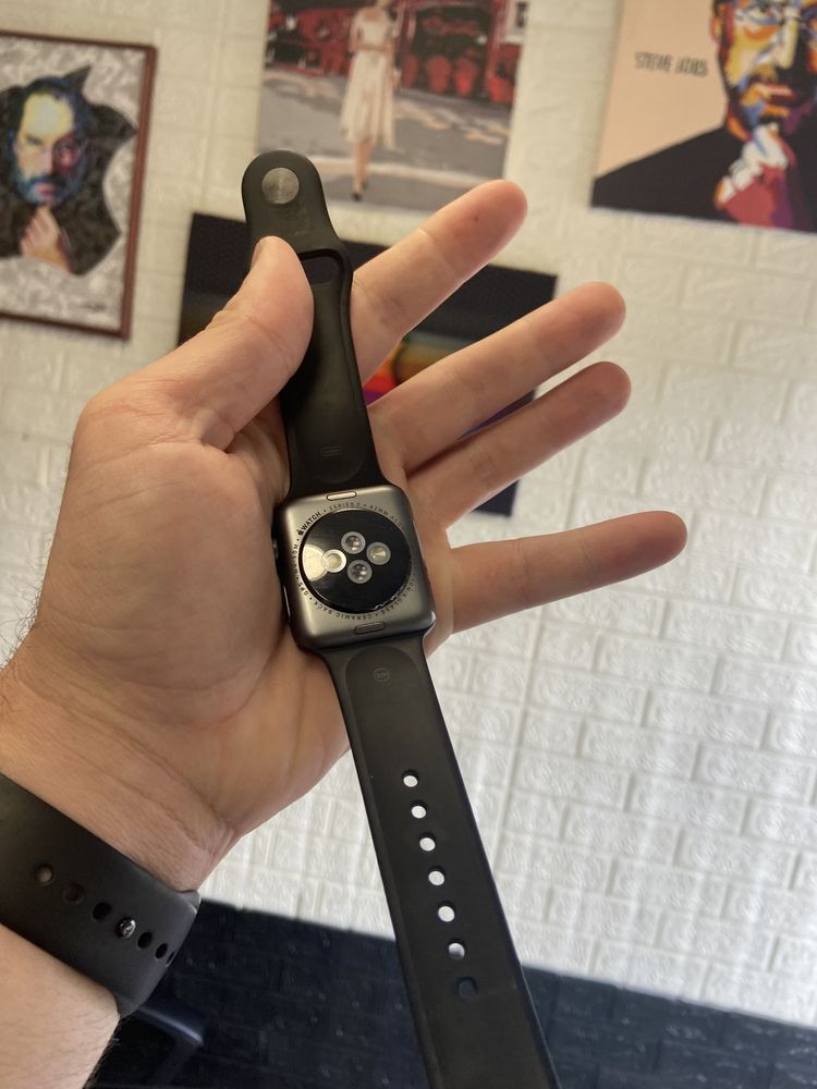 Продам часы Apple Watch 2 42mm balck все работает