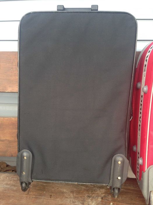 Чемодан 69х45х21 см, 69х49х25 в хорошем состоянии.