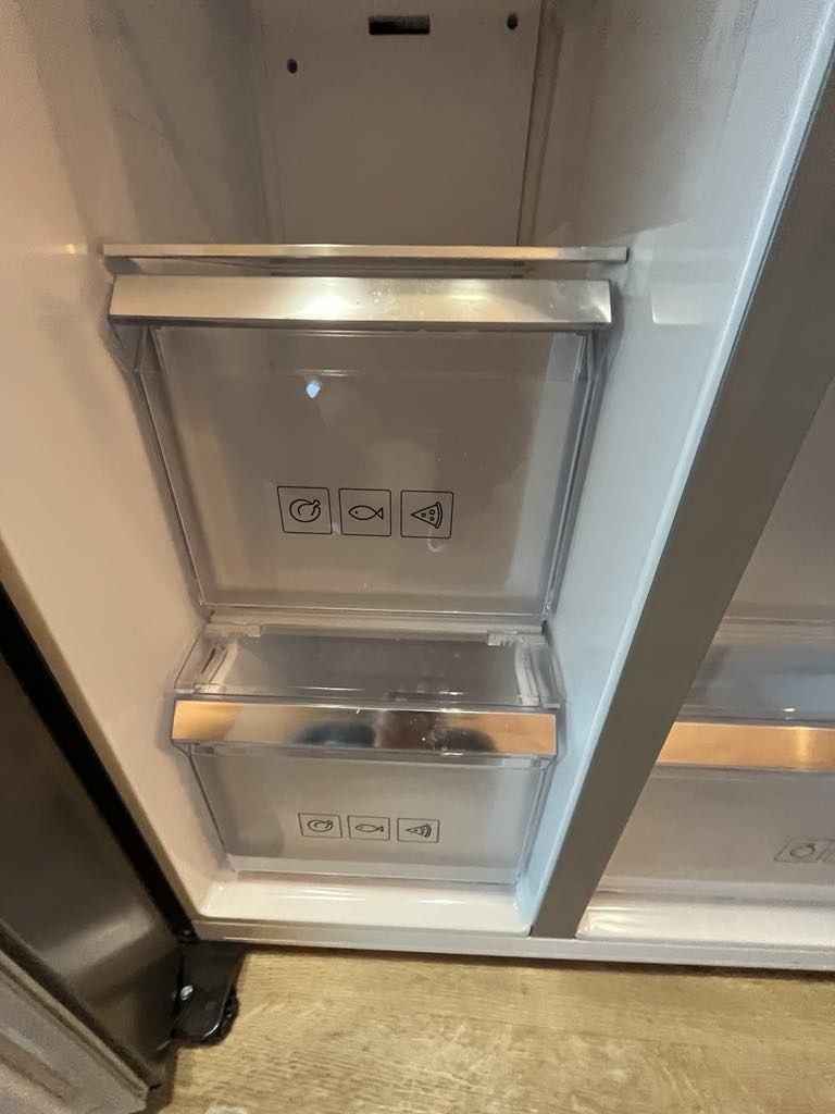 Lodówka Samsung, model RS68N8661S9