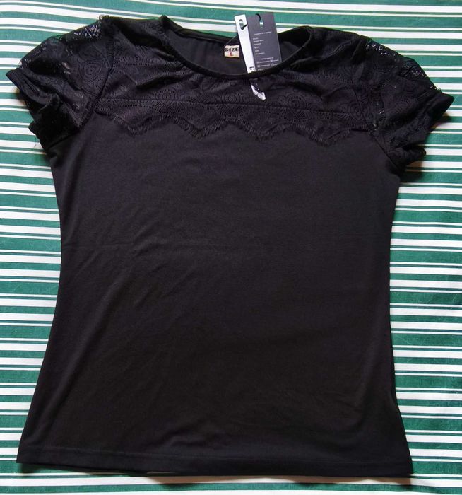 T-shirt feminina com renda nos ombros e decote - Tamanho L
