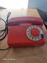 Stary telefon Tulipan czerwony