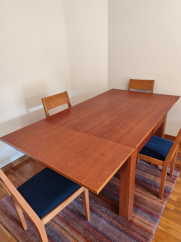 Mesa de jantar extensível e cadeiras em pinho