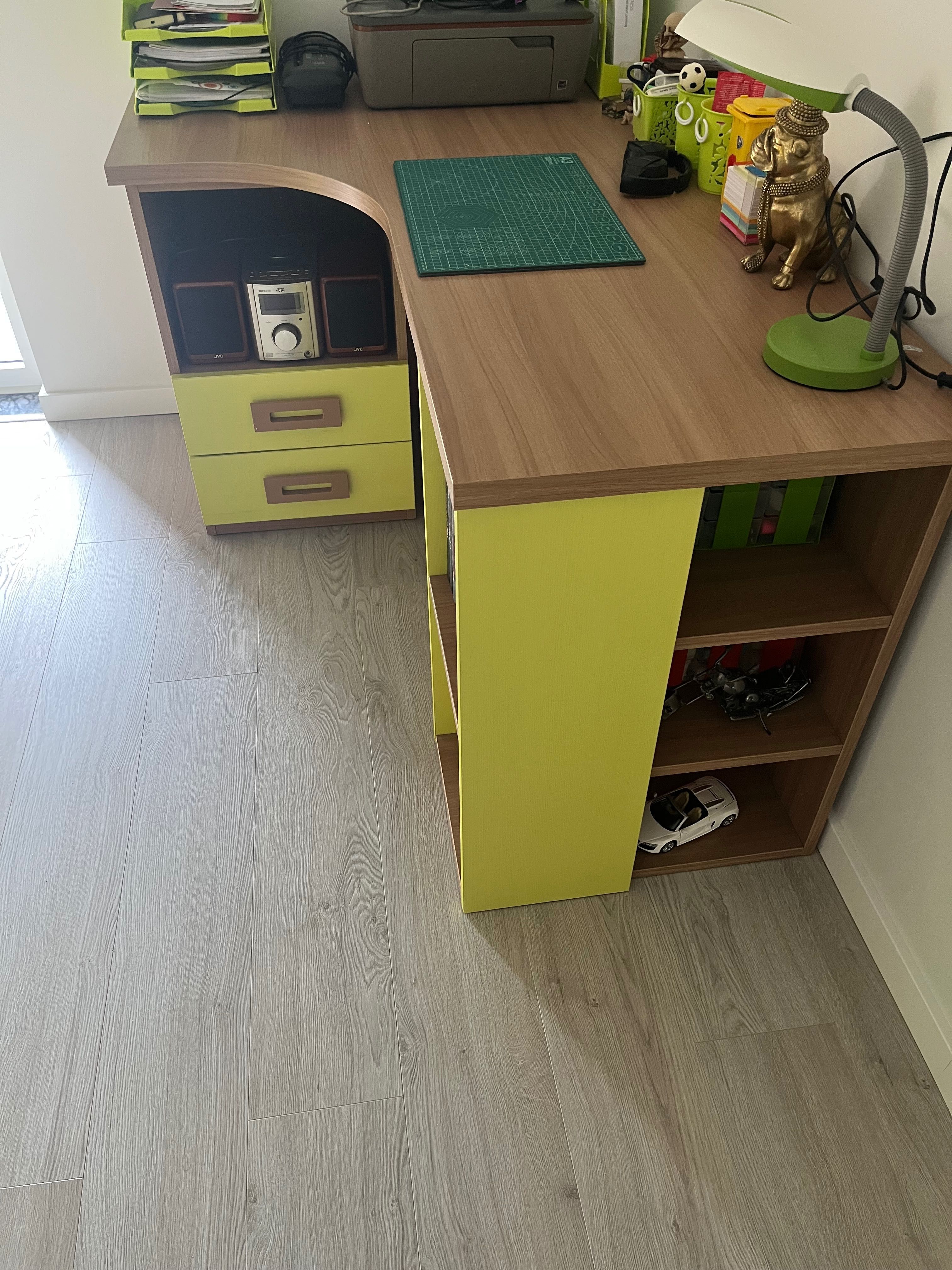 Cama e secretária