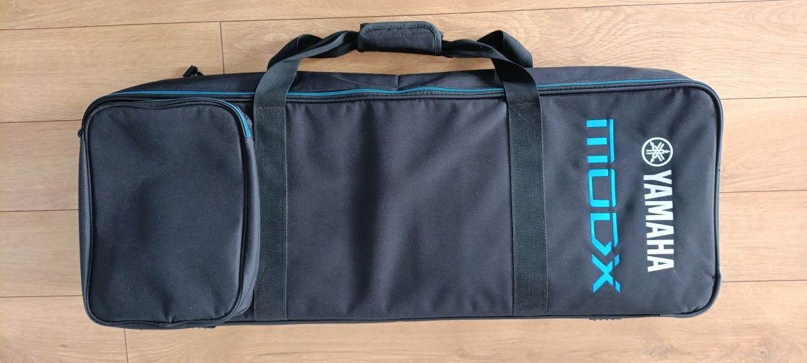 Yamaha MODX6 z oryginalnym soft case