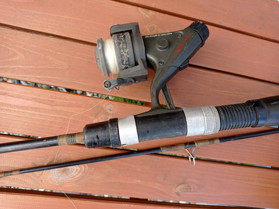 Wędka z kołowrotkiem, składana na pół