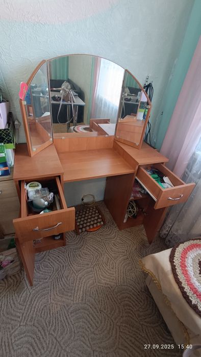 Трюмо, столик для макияжа.