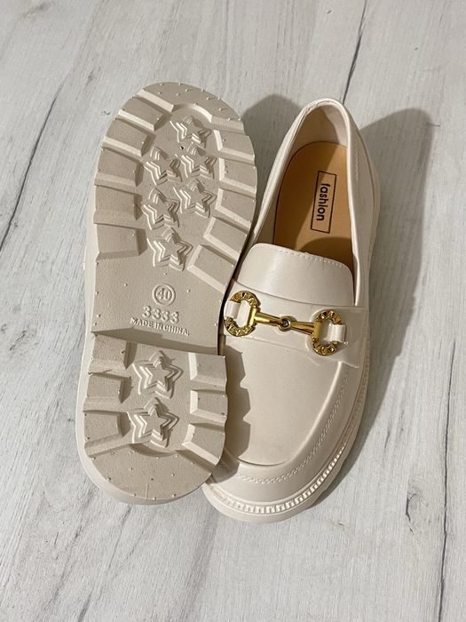 Жіночі кросовки нові!! Світло білого кольору