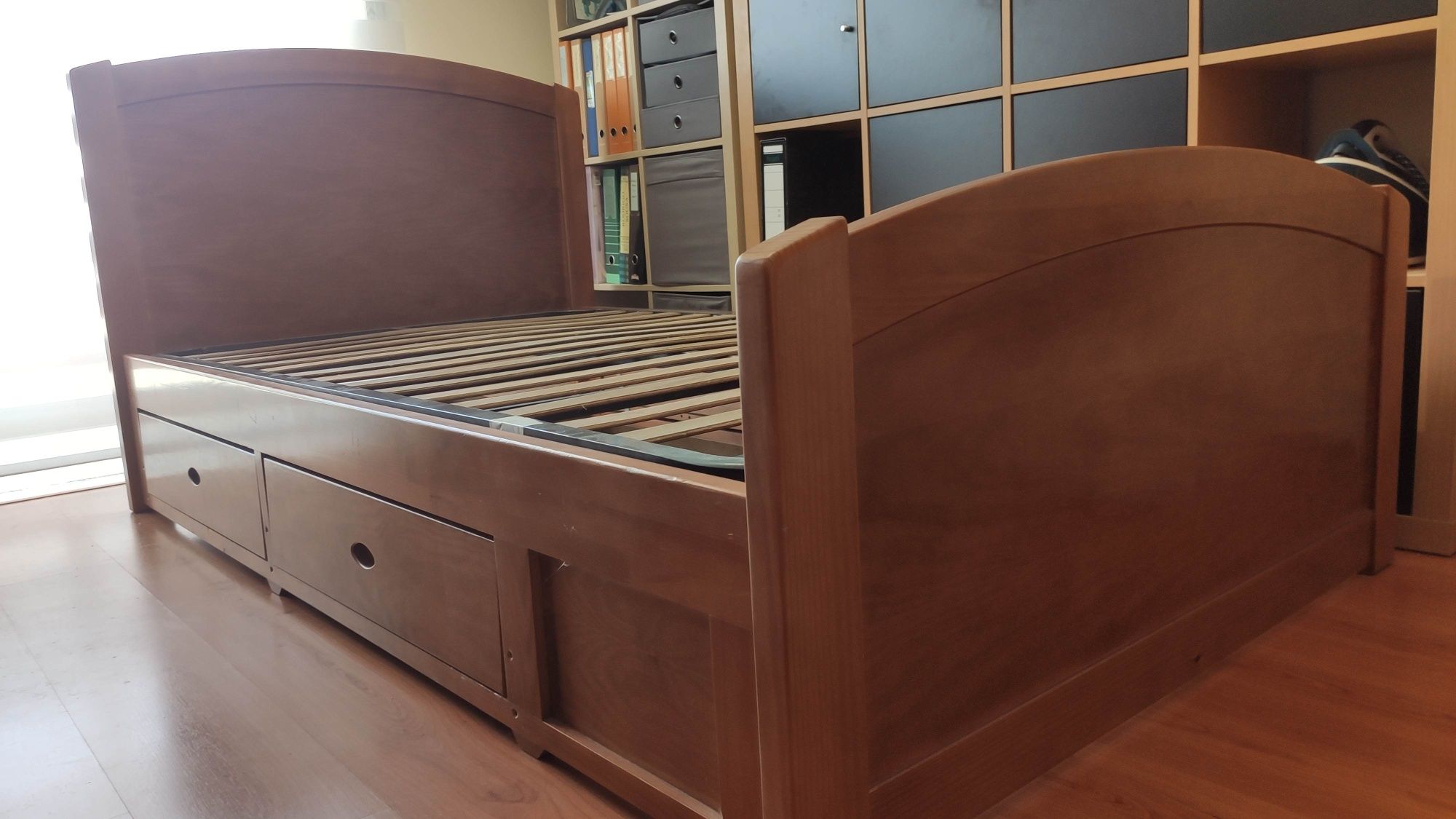 Estrutura de cama em cerejeira, com arrumação