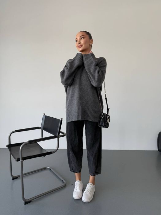 Жіночий стильний светр, є різні кольори