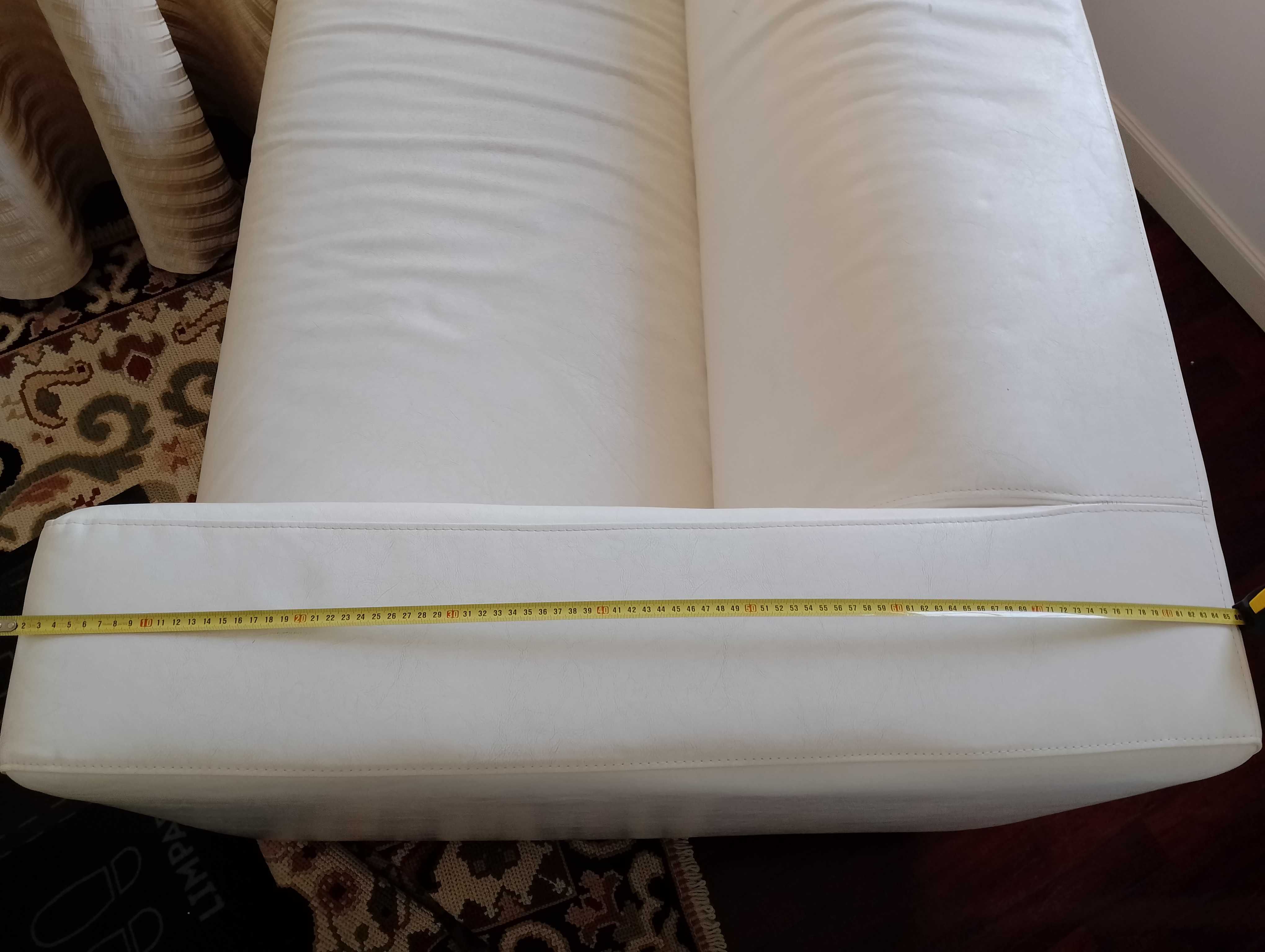 White Leather Sofa, 3 seater. Soft seating. Design contemporâneo.
