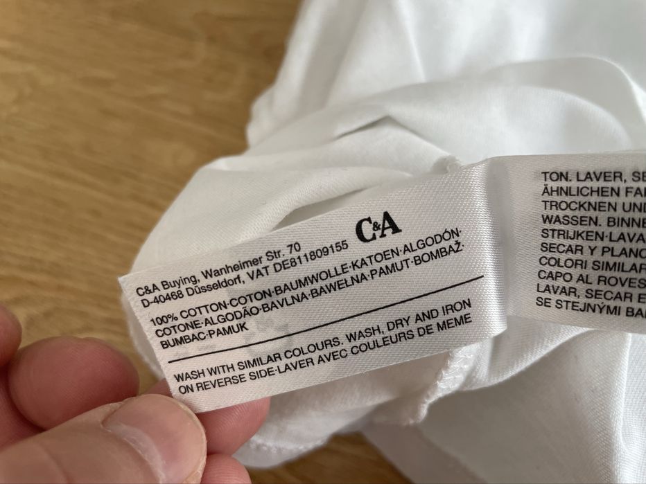 Biała koszulka C&A r. 104 – miękka, klasyczna i wygodna