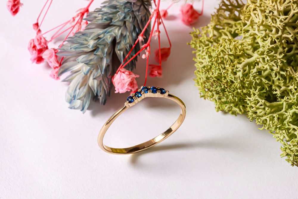 Кольцо из красного золота с сапфирами