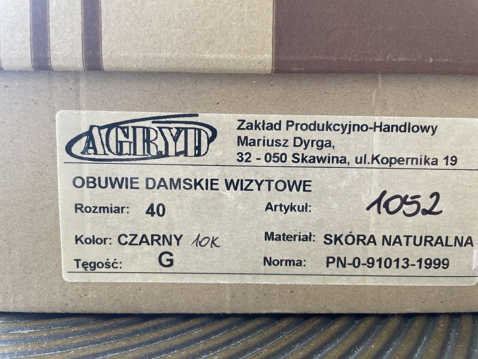 Szpilki skórzane z czerwoną podeszwą