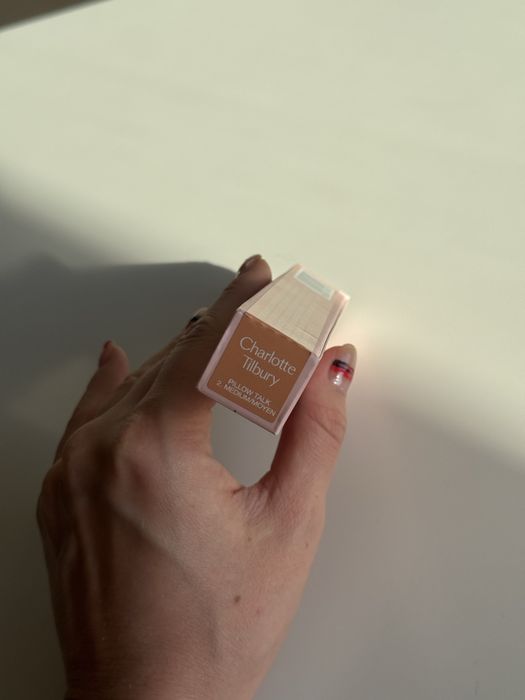 Charlotte Tilbury Beauty Light Wand – rozświetlacz w płynie