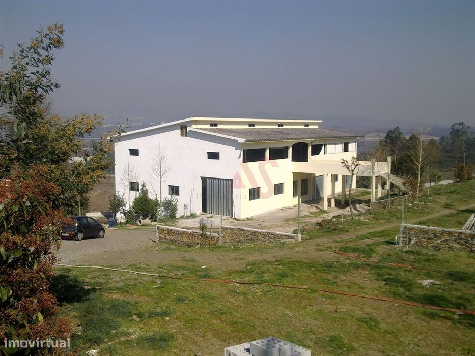 Armazém com 1547 m2 em Recarei, Paredes