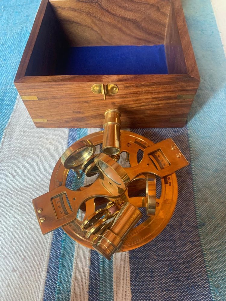 Caixa com astrolabio / peça decorativa