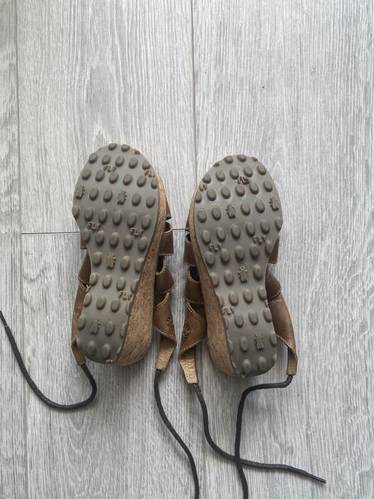 Sandálias camel da Fly London