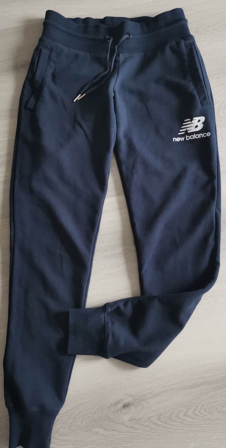 Spodnie dresowe damskie New Balance XS granatowe WP03530ECL