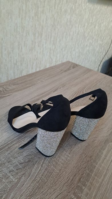 Яскраві босоніжки