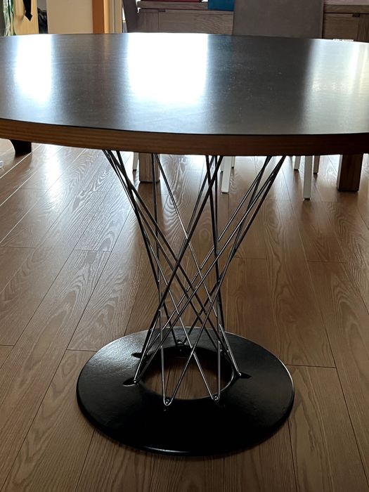 Mesa redonda design com cadeiras