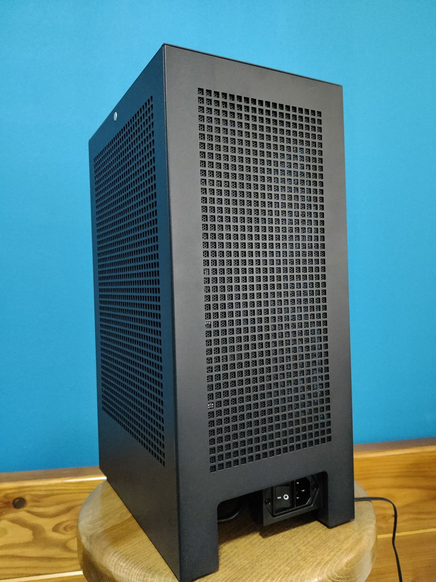 Nowy komputer Hyte Revolt 3 mini ITX