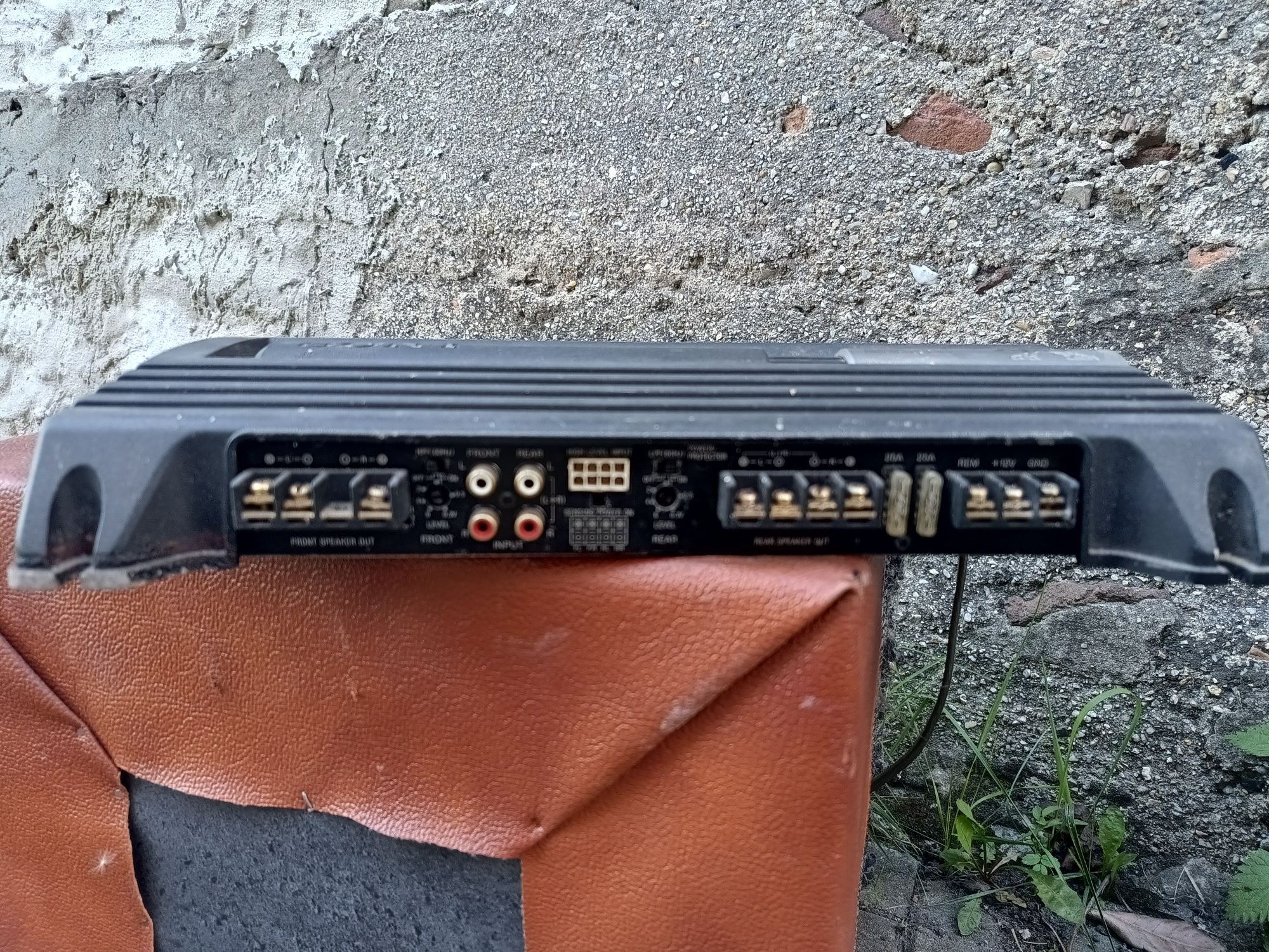 Subwoofer oraz wzmacniacz działające