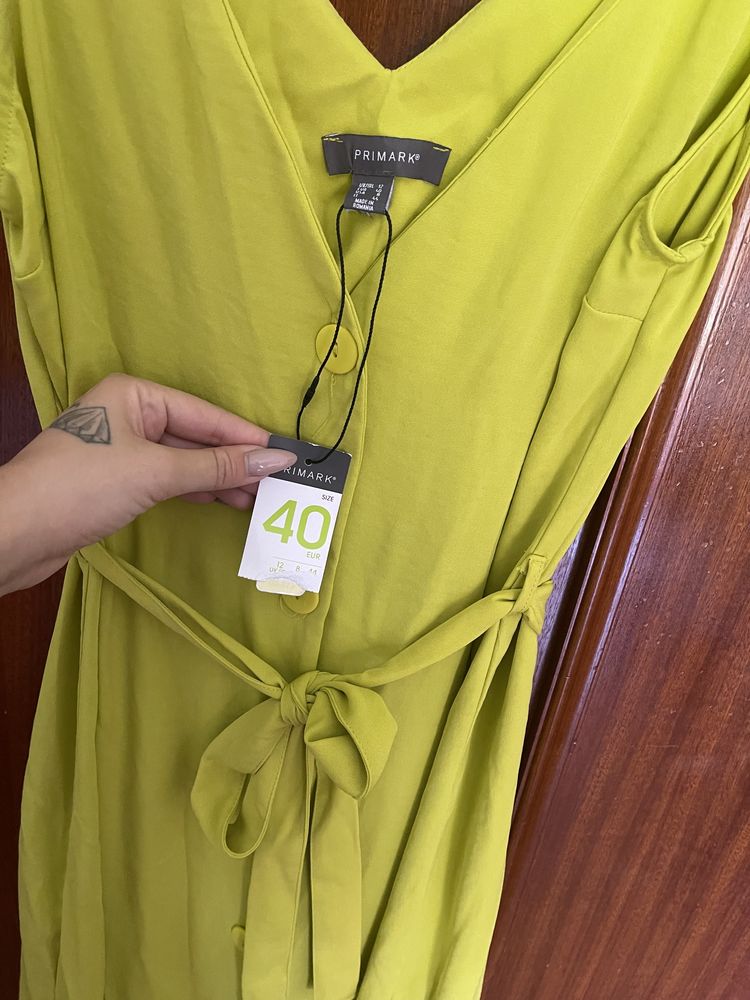 Vestido verde lima com etiqueta