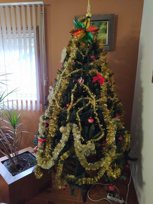 Árvore de Natal com 2,10 metros + enfeites